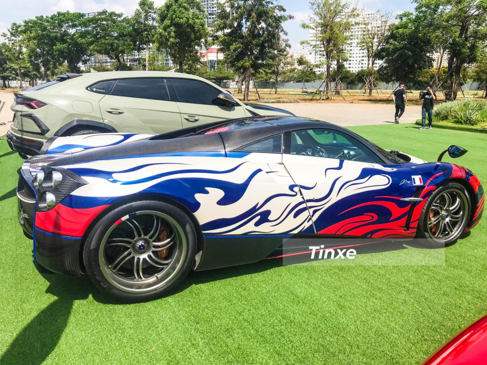 Là 1 trong số ít xe hypercar tại Việt Nam nên việc Minh Nhựa mang Pagani Huayra đi tham dự buổi họp mặt của các thành viên trong nhóm siêu xe Viet Rally đã khiến nhiều người quan tâm và vây quanh siêu phẩm hơn 80 tỷ đồng của doanh nhân 8X ngành nhựa này.