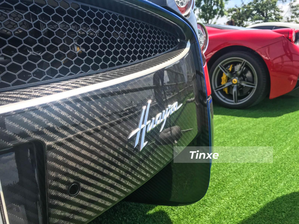 Động cơ V12, dung tích 6.0 lít, tăng áp kép trên xe ô tô Pagani Huayra rất nổi tiếng do Mercedes-AMG sản xuất. Trái tim này giúp Pagani Huayra sản sinh công suất tối đa 720 mã lực tại vòng tua máy 5.800 vòng/phút và mô-men xoắn cực đại 1.000 Nm tại dải vòng tua máy 2.250-4.500 vòng/phút.