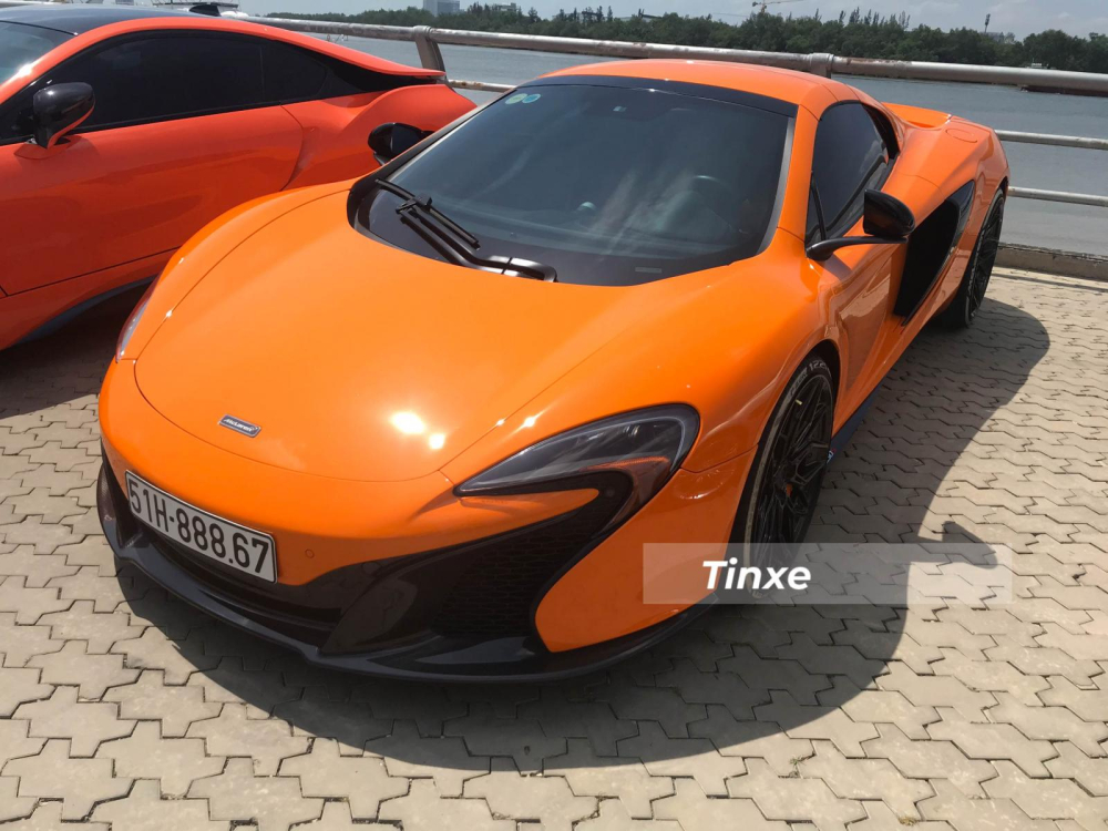 Si&ecirc;u xe McLaren 650S Spider được trang bị động cơ V8, tăng &aacute;p k&eacute;p, dung t&iacute;ch 3,8 l&iacute;t, sản sinh c&ocirc;ng suất tối đa 641 m&atilde; lực v&agrave; m&ocirc;-men xoắn cực đại 680 Nm. To&agrave;n bộ sức mạnh của si&ecirc;u xe n&agrave;y được truyền tới b&aacute;nh th&ocirc;ng qua hộp số tự động ly hợp k&eacute;p 7 cấp, n&ecirc;n McLaren 650S Spider c&oacute; thời gian tăng tốc từ vị tr&iacute; xuất ph&aacute;t l&ecirc;n 100 km/h trong 3,1 gi&acirc;y, chậm hơn 0,1 gi&acirc;y so với 650S. Tốc độ tối đa của si&ecirc;u xe mui trần n&agrave;y l&agrave; 328 km/h, con số tr&ecirc;n McLaren 650S Coupe l&agrave; 333 km/h.
