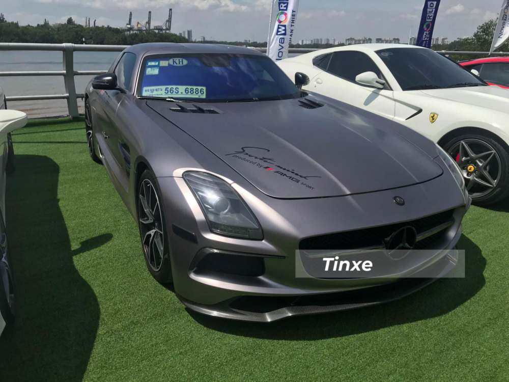 Si&ecirc;u xe Mercedes-Benz SLS AMG xuất hiện trong buổi họp mặt xe. Si&ecirc;u xe cửa c&aacute;nh chim Mercedes-Benz SLS AMG được trang bị động cơ V8, dung t&iacute;ch 6.2 l&iacute;t, sản sinh c&ocirc;ng suất tối đa 563 m&atilde; lực v&agrave; m&ocirc;-men xoắn cực đại 650 Nm.Động cơ kết hợp với hộp số ly hợp k&eacute;p thể thao 7 cấp. Nhờ đ&oacute;, si&ecirc;u xe cửa c&aacute;nh chim c&oacute; thể tăng tốc từ vị tr&iacute; xuất ph&aacute;t l&ecirc;n 100 km/h trong 3,4 gi&acirc;y trước khi đạt vận tốc tối đa 328 km/h.