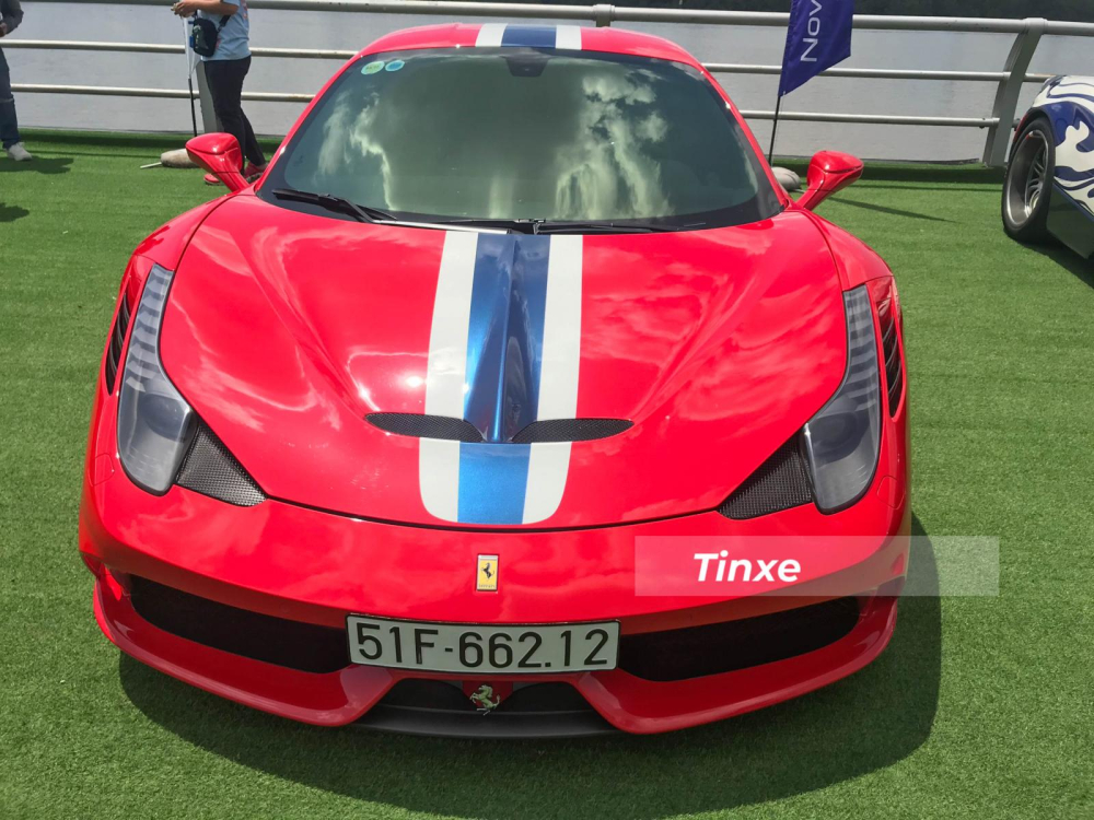 Kh&ocirc;ng chỉ giảm trọng lượng cho si&ecirc;u xe Ferrari 458 Speciale, h&atilde;ng si&ecirc;u xe &Yacute; c&ograve;n tinh chỉnh lại khối động cơ V8, dung t&iacute;ch 4.5 l&iacute;t, để mang đến cho bản hiệu suất cao của Ferrari 458 Italia c&ocirc;ng suất tối đa 607 m&atilde; lực tại v&ograve;ng tua m&aacute;y 9.000 v&ograve;ng/ph&uacute;t, cao hơn 37 m&atilde; lực so với bản ti&ecirc;u chuẩn. M&ocirc;-men xoắn cực đại của 458 Speciale vẫn l&agrave; 540 Nm tại v&ograve;ng tua 6.000 v&ograve;ng/ph&uacute;t.