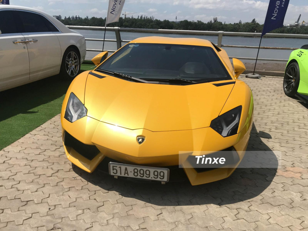 Si&ecirc;u xe Lamborghini Aventador LP700-4 đầu ti&ecirc;n về Việt Nam cũng xuất hiện trong buổi họp mặt xe đặc biệt n&agrave;y. Xe mang chiếc biển số tứ qu&yacute; 9 đẹp mắt.