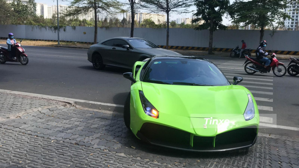Si&ecirc;u xe Ferrari 488 GTB v&agrave; đi ph&iacute;a sau l&agrave; Mercedes-Benz S-Class Coupe. Được biết, chiếc si&ecirc;u xe Ferrari 488 GTB độ SVR chỉ được chủ nh&acirc;n cho thay &aacute;o trước 24 tiếng v&agrave; ho&agrave;n th&agrave;nh trước 8 tiếng khi c&aacute;c th&agrave;nh vi&ecirc;n đo&agrave;n Viet Rally gặp mặt nhau tại một bến du thuyền ở Th&agrave;nh phố Thủ Đức, Th&agrave;nh phố Hồ Ch&iacute; Minh. B&ecirc;n cạnh bộ &aacute;o t&aacute;o xanh nổi bật, chiếc si&ecirc;u xe Ferrari 488 GTB độ SVR độc nhất Việt Nam c&ograve;n c&oacute; nhiều chi tiết carbon đến từ bản độ đắt gi&aacute; của xe.