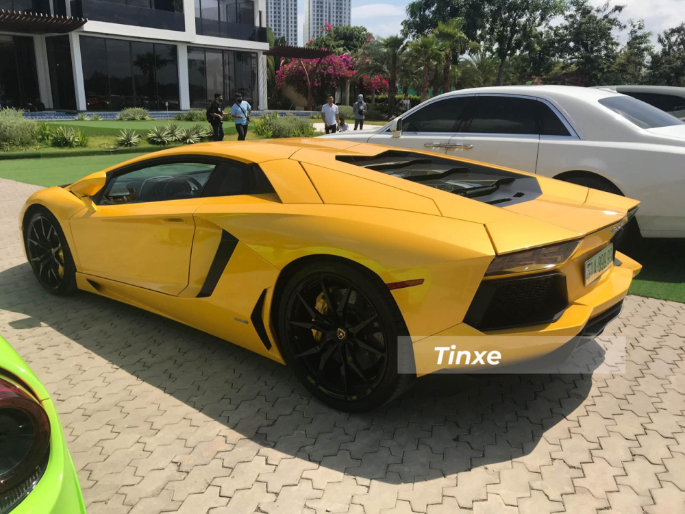 Si&ecirc;u xe Lamborghini Aventador LP700-4 sử dụng động cơ V12, dung t&iacute;ch 6,5 l&iacute;t với c&ocirc;ng suất tối đa 700 m&atilde; lực v&agrave; m&ocirc;-men xoắn cực đại 690 Nm. Sức mạnh của động cơ vẫn được truyền tới cả bốn b&aacute;nh th&ocirc;ng qua hộp số tự động 7 cấp ISR. Si&ecirc;u xe Lamborghini Aventador LP700-4 c&oacute; thể tăng tốc từ vị tr&iacute; xuất ph&aacute;t l&ecirc;n 100 km/h chỉ trong thời gian 2,9 gi&acirc;y trước khi đạt vận tốc tối đa 349 km/h.