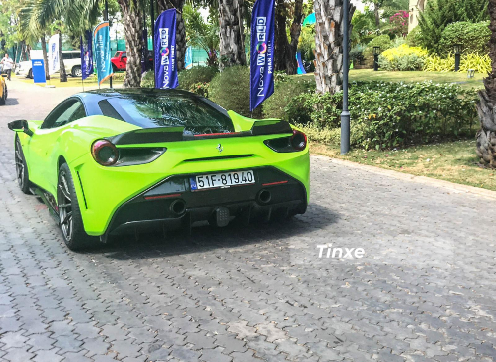 Chưa dừng lại đ&oacute;, chiếc si&ecirc;u xe Ferrari 488 GTB độ body kit SVR từng được chủ nh&acirc;n chi tiền khủng để c&aacute;c thợ Việt remap lại động cơ v&agrave; ECU nhằm gi&uacute;p xe tăng c&ocirc;ng suất th&ecirc;m 100 m&atilde; lực. Th&agrave;nh quả của việc n&agrave;y l&agrave; gi&uacute;p chiếc si&ecirc;u xe Ferrari 488 GTB độ SVR giờ đ&acirc;y c&oacute; tiếng nổ chẳng kh&aacute;c g&igrave; s&uacute;ng AK. Tuy nhi&ecirc;n với việc động cơ đ&atilde; được n&acirc;ng c&ocirc;ng suất l&ecirc;n 761 m&atilde; lực v&agrave; xe c&ograve;n trang bị hệ thống ống xả slip-on titanium của h&atilde;ng Akrapovic, giờ đ&acirc;y sức mạnh của chiếc si&ecirc;u xe Ferrari 488 GTB độ body kit SVR độc nhất Việt Nam đ&atilde; được cải thiện rất r&otilde; rệt.