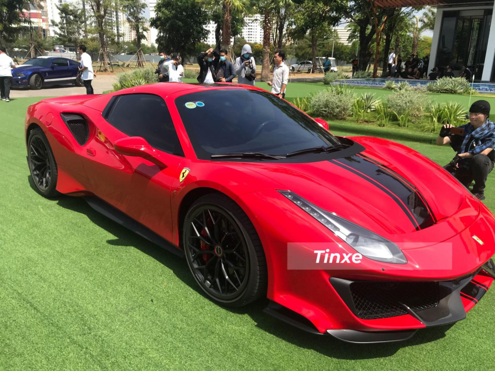 Ferrari 488 Pista Spider l&uacute;c đ&oacute;ng mui