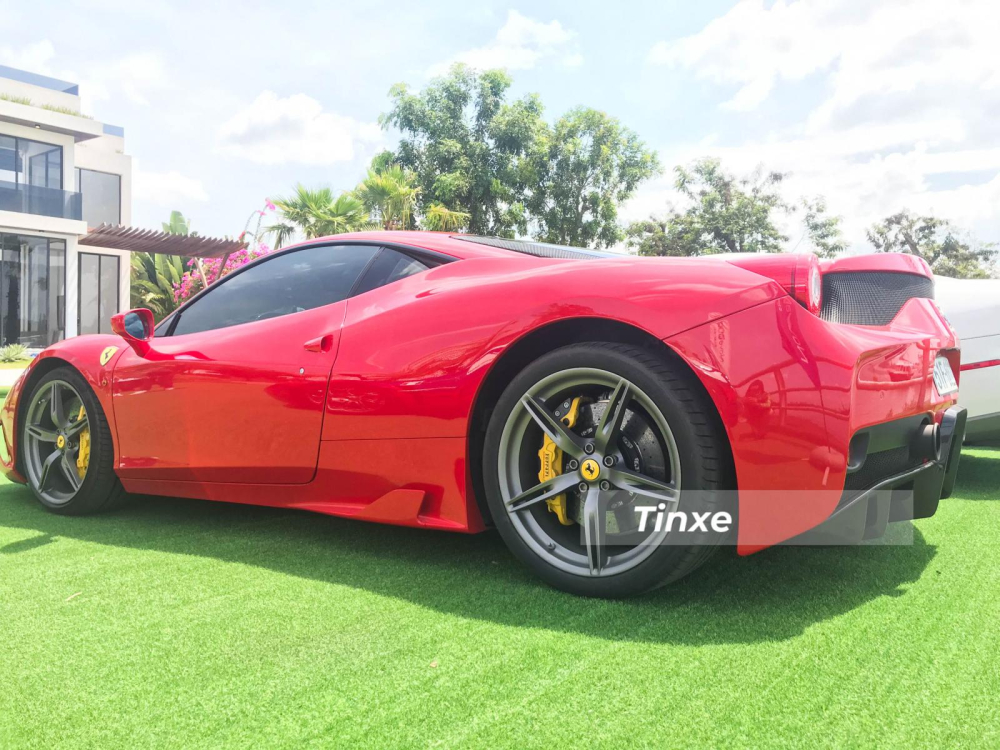 Kết hợp c&ugrave;ng hộp số 7 cấp, Ferrari 458 Speciale mất khoảng thời gian 3 gi&acirc;y để tăng tốc l&ecirc;n 100 km/h từ vị tr&iacute; xuất ph&aacute;t, nhanh hơn 0,4 gi&acirc;y so với bản ti&ecirc;u chuẩn. Tốc độ tối đa 325 km/h. Phi&ecirc;n bản hiệu suất cao của 458 Italia c&ograve;n được trang bị hệ thống điều khiển g&oacute;c trượt mới SCC hay hệ thống kiểm so&aacute;t độ b&aacute;m đường thay đổi tỷ lệ ph&acirc;n bổ momen xoắn giữa hai b&aacute;nh sau.