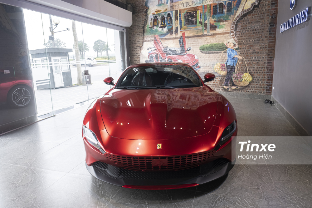 Ở phần đầu xe, Ferrari Roma sở hữu thiết kế bắt mắt với lưới tản nhiệt được thiết dạng lỗ liền mạch. Với m&agrave;u đỏ mới, phần lưới tản nhiệt của xe cũng được chuyển từ đen sang đỏ tạo sự liền mạch cho phần đầu xe.