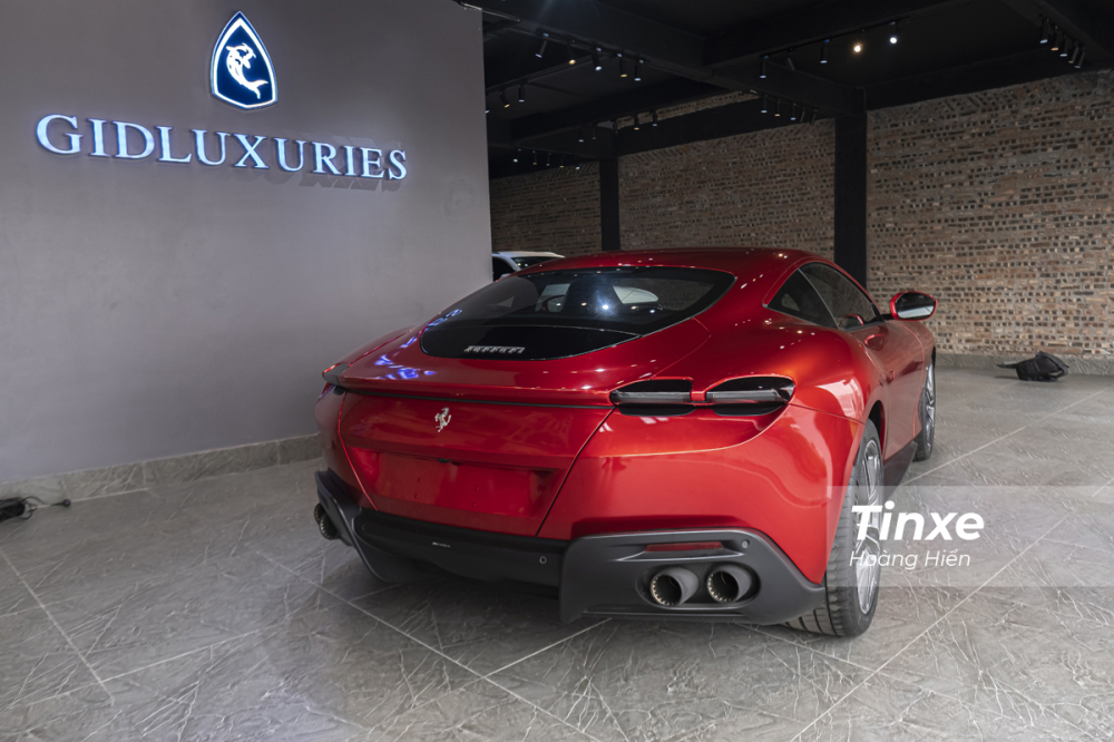 Tổng quan thiết kế của Ferrari Roma khi nh&igrave;n ph&iacute;a sau tạo cảm gi&aacute;c nở hậu nhờ v&agrave;o v&ograve;m lốp sau được mở rộng sang hai b&ecirc;n.