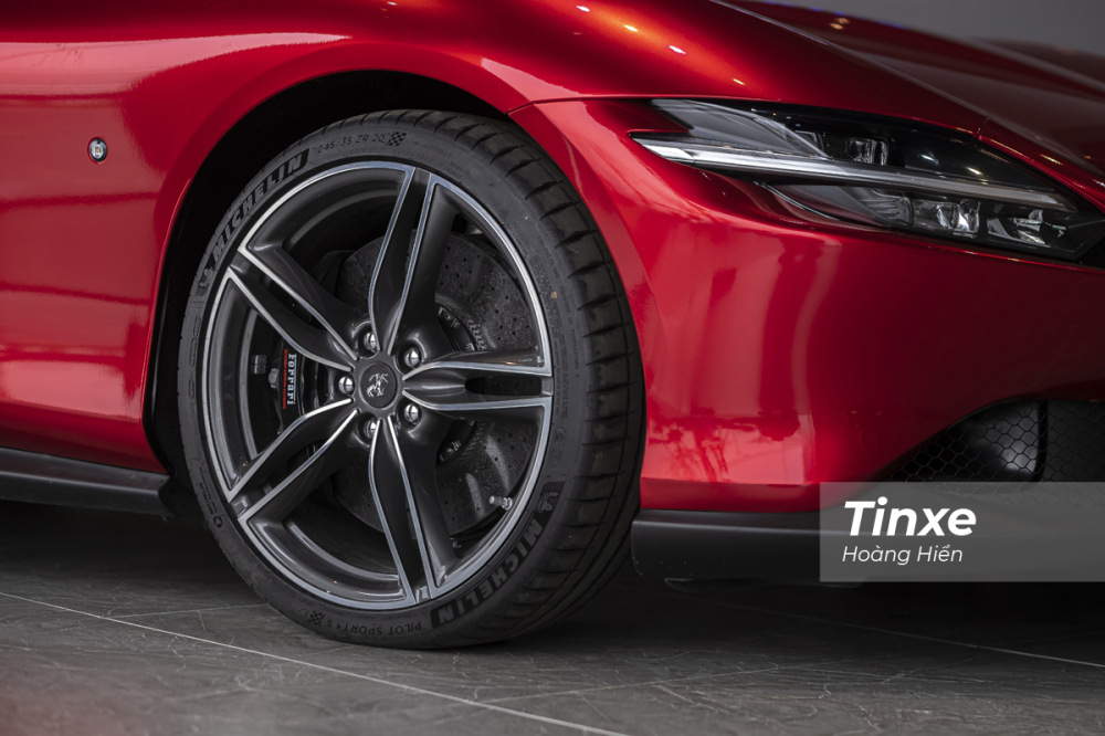 Đi k&egrave;m với Ferrari l&agrave; bộ v&agrave;nh hợp kim 5 chấu k&eacute;p thể thao với k&iacute;ch thước 20 inch. Phần lốp trước c&oacute; k&iacute;ch thước 245/50-R20.