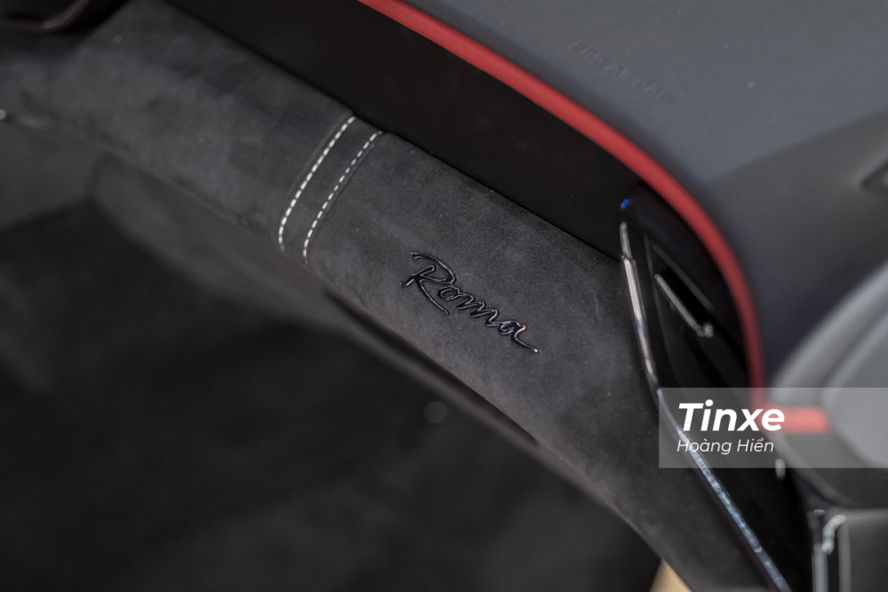 Nội thất b&ecirc;n trong Ferrari Roma l&agrave; sự kết hợp giữa da Alcatara v&agrave; carbon khiến cho chiếc xe mang trải nghiệm rất thể thao.