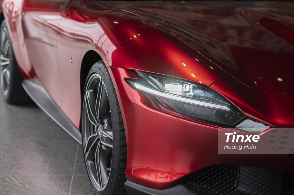 Hệ thống đ&egrave;n chiếu s&aacute;ng tr&ecirc;n Ferrari Roma cũng l&agrave; dạng Full-LED. V&agrave; điều đ&aacute;ng ch&uacute; &yacute; l&agrave; được thiết kế kh&aacute; g&oacute;c cạnh tạo cảm gi&aacute;c dữ dằn, mạnh mẽ cho chiếc xe.