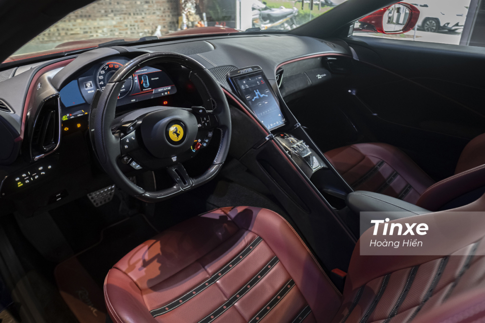 Mặc d&ugrave; được xem l&agrave; một mẫu xe 2+2 ph&ugrave; hợp nhu cầu sử dụng gia đ&igrave;nh nhưng b&ecirc;n trong Ferrari Roma vẫn l&agrave; một kh&ocirc;ng gian mang đậm phong c&aacute;ch thể thao.