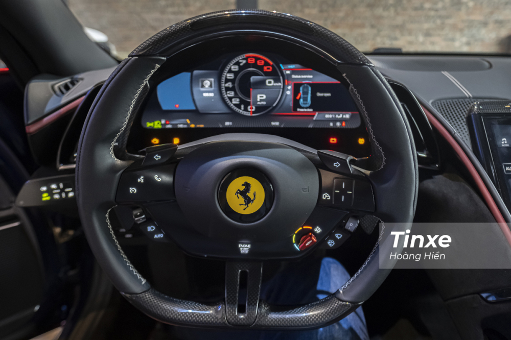 Ferrari Roma vẫn được trang bị v&ocirc;-lăng v&aacute;t đ&aacute;y thể thao với h&agrave;ng loạt n&uacute;t bấm như một chiếc v&ocirc;-lăng xe đua thực thụ.