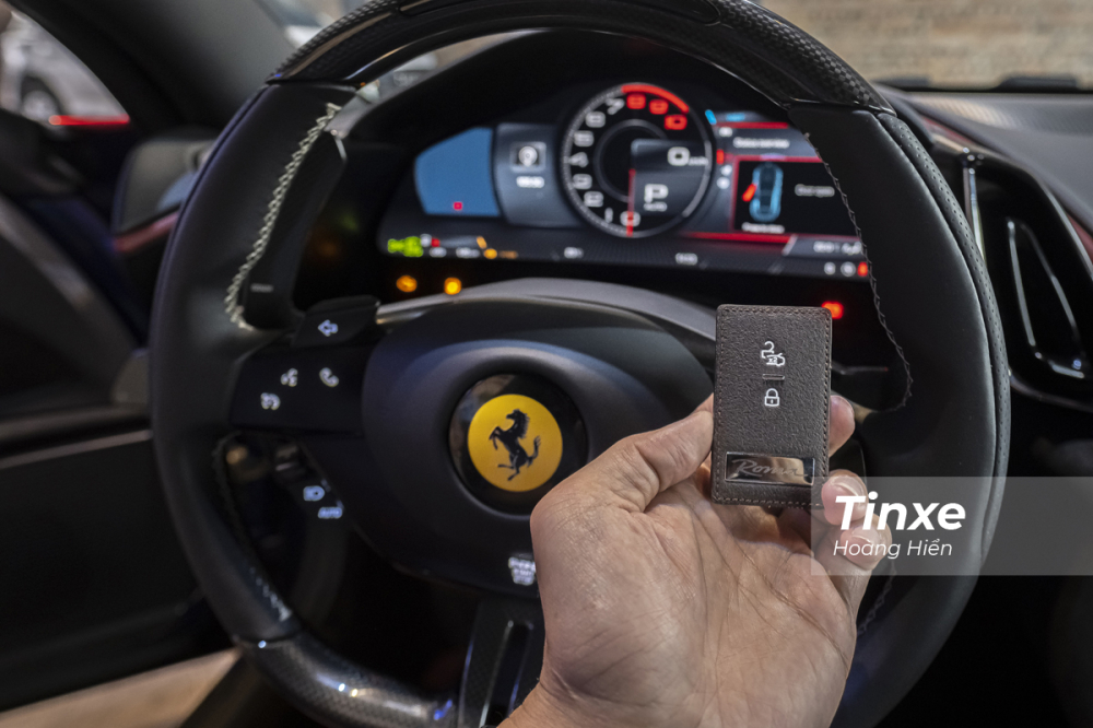 Ch&igrave;a kho&aacute; của Ferrari Roma được thiết kế kh&aacute; đơn giản v&agrave; vu&ocirc;ng vắn.