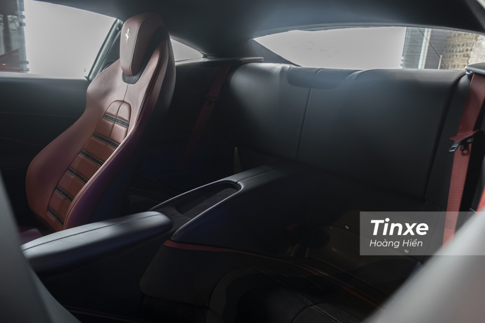 Ch&iacute;nh nhờ k&iacute;ch thước lớn m&agrave; Ferrari Roma c&oacute; kh&ocirc;ng gian nội thất c&oacute; thể bố tr&iacute; được tới 4 chỗ ngồi theo kiểu 2+2 với h&agrave;ng ghế sau đủ cho 2 trẻ em ngồi.
