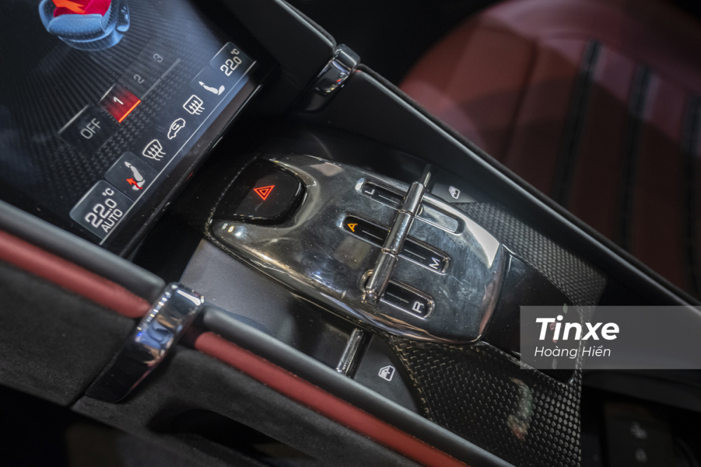 Cụm cần số điện tử được thiết kế độc đ&aacute;o tr&ecirc;n Ferrari Roma.
