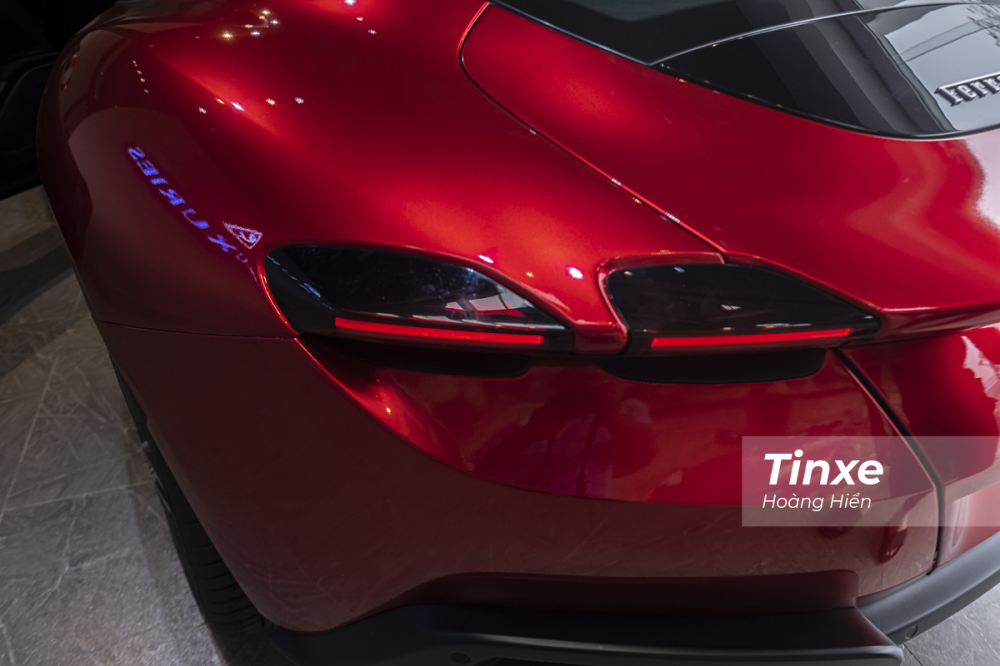 Đ&egrave;n chiếu hậu dạng LED ph&iacute;a sau Ferrari Roma được thiết kế kh&aacute; đặc biệt, kh&ocirc;ng giống những chiếc Ferrari thường gặp tại Việt Nam với hai khoang t&aacute;ch biệt ở mỗi b&ecirc;n.