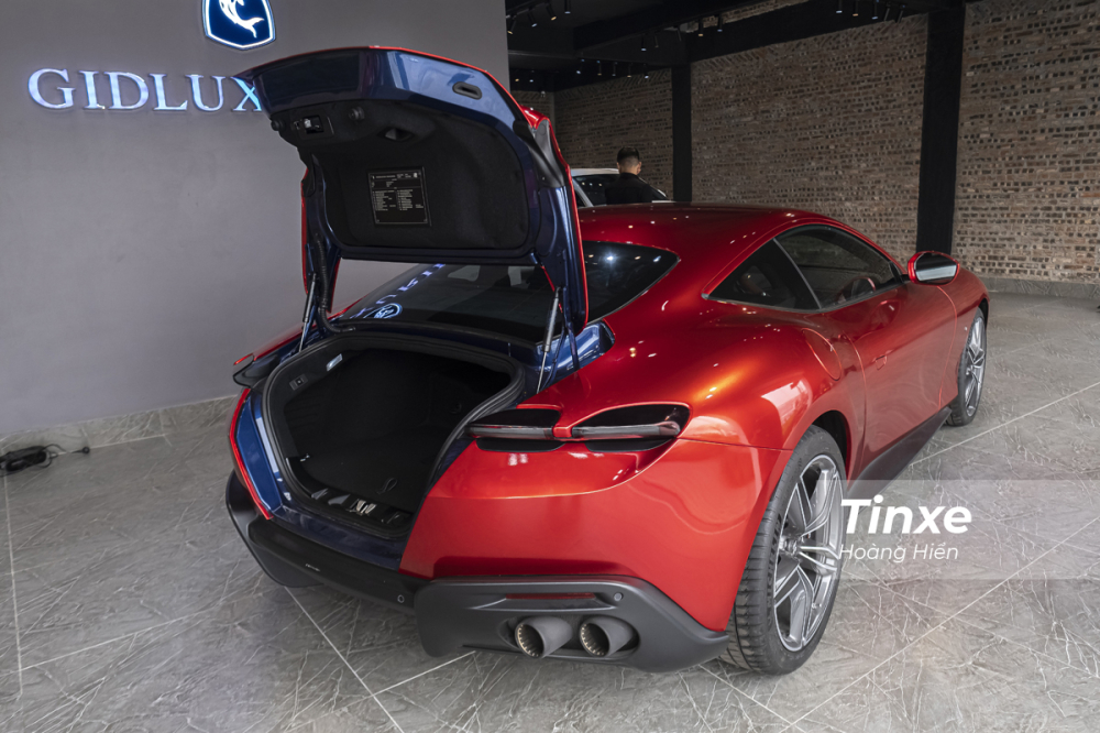 Khoang h&agrave;nh l&yacute; sau của Ferrari Roma c&oacute; thể t&iacute;ch 272 l&iacute;t, chỉ vừa đủ cho h&agrave;nh trang của một chuyến đi ngắn ng&agrave;y.