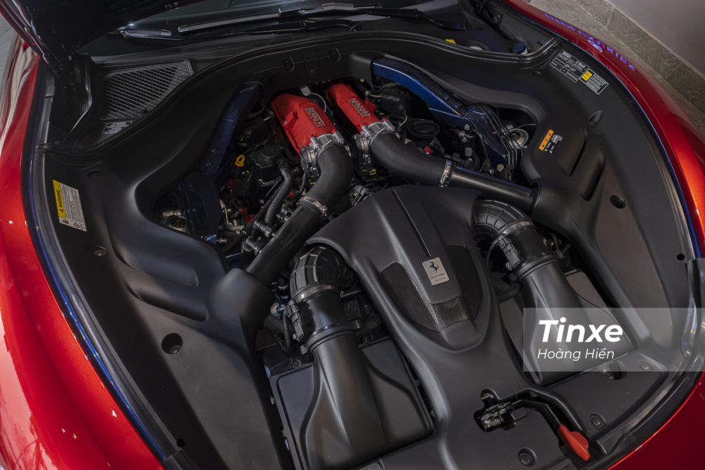 Ferrari Roma được trang bị động cơ V8 dung t&iacute;ch 3.9L c&oacute; khả năng sản sinh c&ocirc;ng suất tối đa 620 m&atilde; lực v&agrave; m&ocirc;-men xoắn cực đại 760 Nm. Đ&acirc;y l&agrave; loại động cơ mạnh nhất từ trước tới nay của Ferrari.