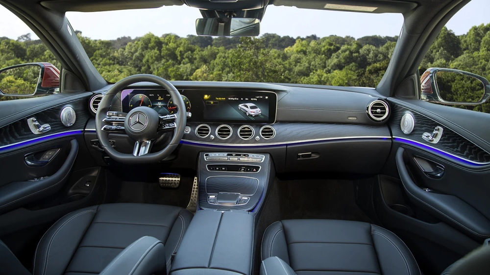 Nội thất của Mercedes-Benz E 300 AMG 2021.