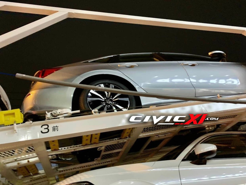 Hai chiếc Honda Civic 2022 n&agrave;y được sơn m&agrave;u bạc v&agrave; trắng