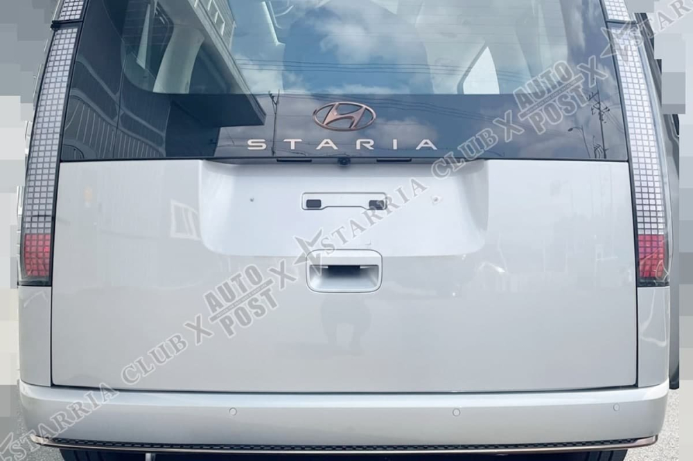 Hyundai Staria 2021 nhìn từ phía sau