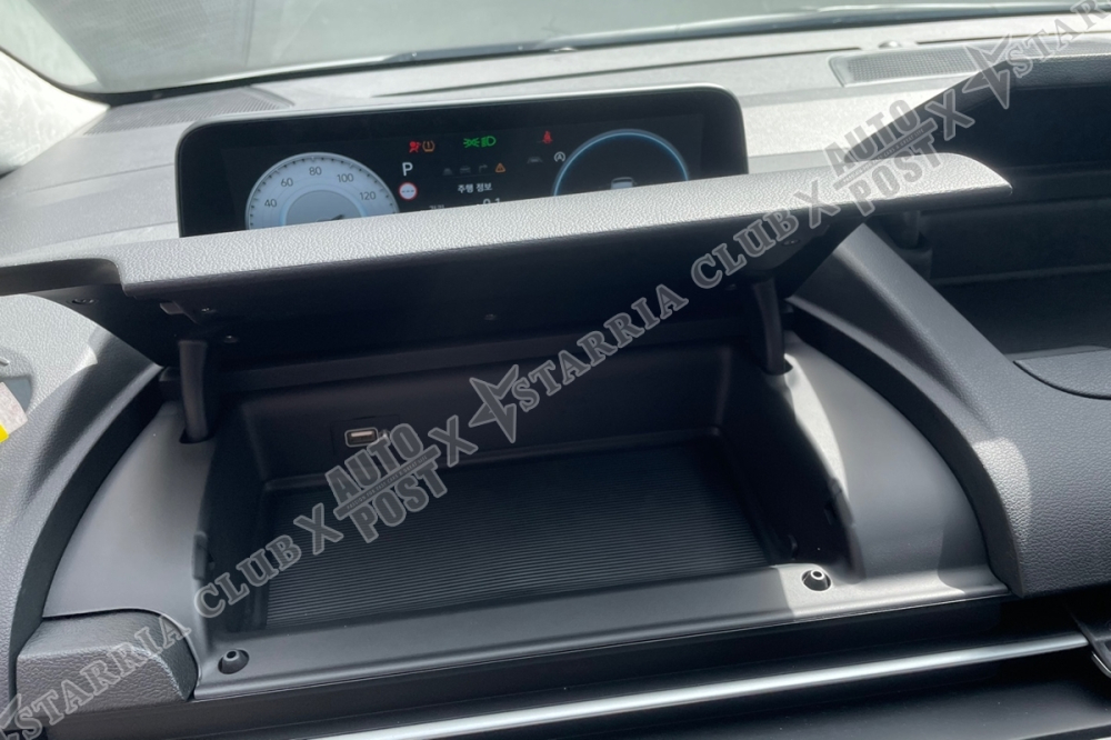 Ngăn chứa đồ dưới bảng đồng hồ của Hyundai Staria 2021
