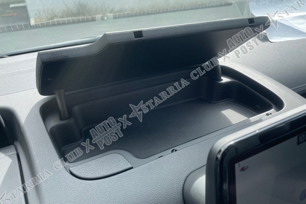 Ngăn chứa đồ bên trên màn hình thông tin giải trí của Hyundai Staria 2021