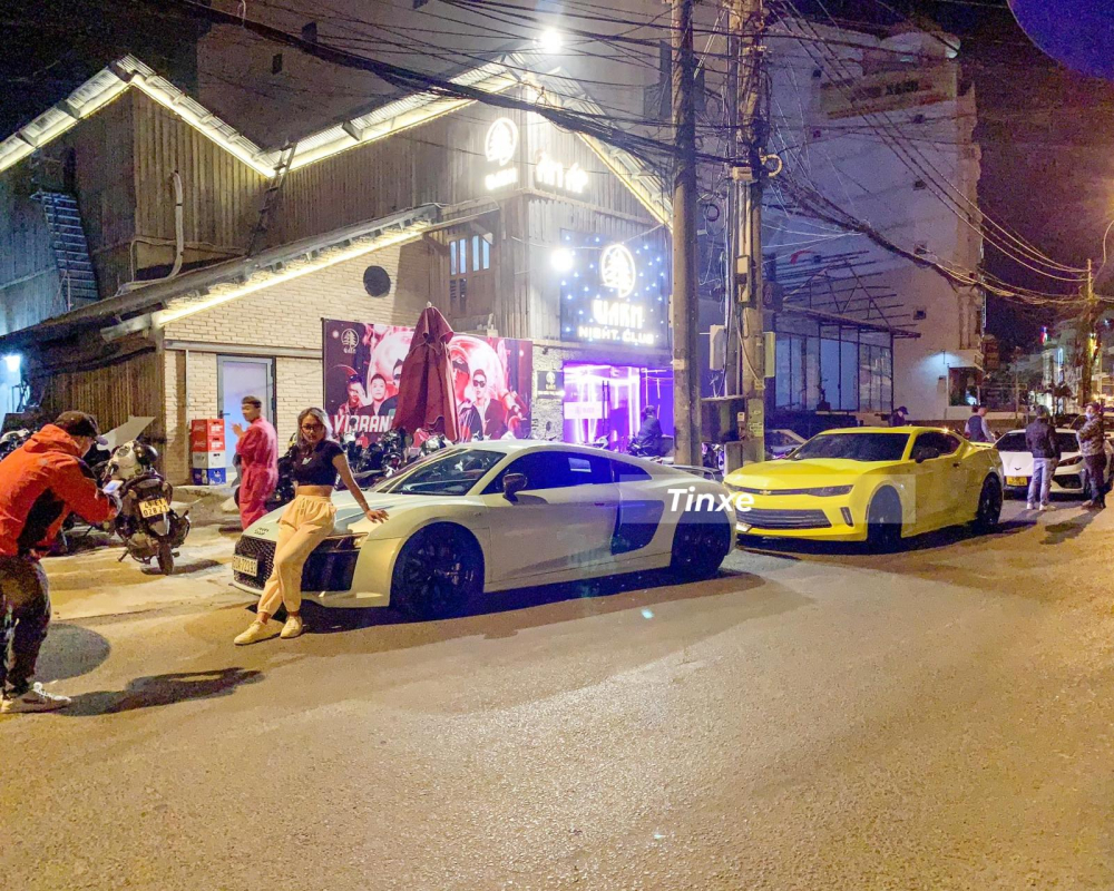 Siêu xe Audi R8 V10 Plus mang bộ áo xanh bạc hà
