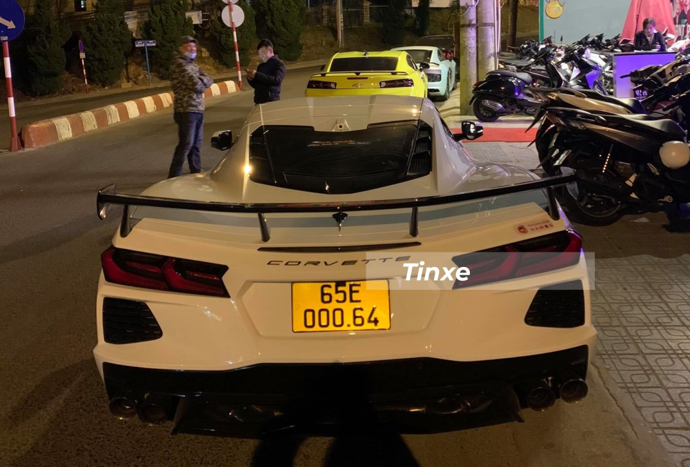 Chiếc xe Chevrolet Corvette C8 này đã được trang bị cánh gió đuôi cố định và độ lại hệ thống ống xả