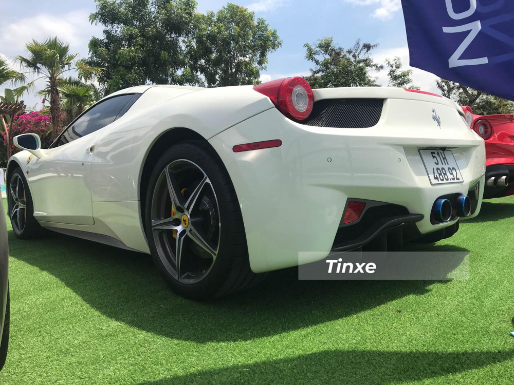 Chiếc siêu xe mui trần Ferrari 458 Spider này được trang bị ống xả độ của IPE