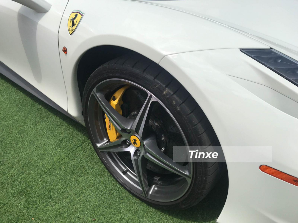 Tốc độ tối đa của Ferrari 458 Spider là 320 km/h