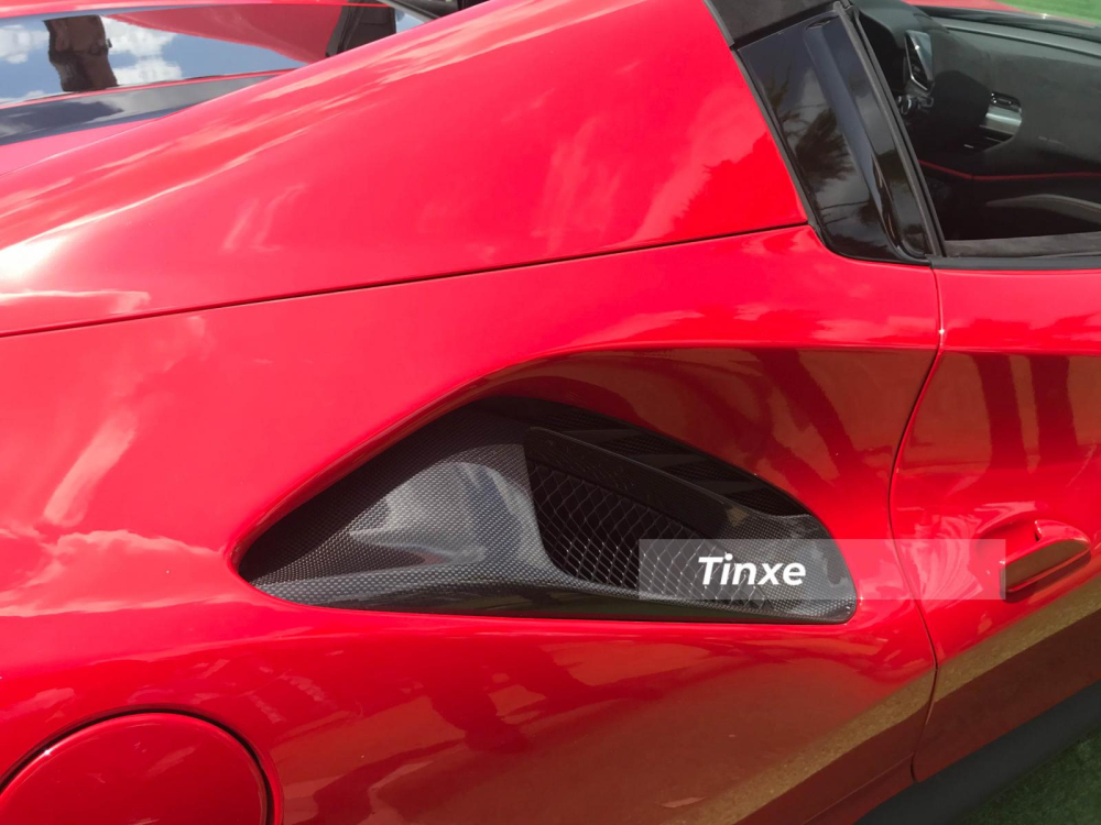 Ốp hốc gi&oacute; b&ecirc;n h&ocirc;ng bằng carbon của Ferrari 488 Pista Spider