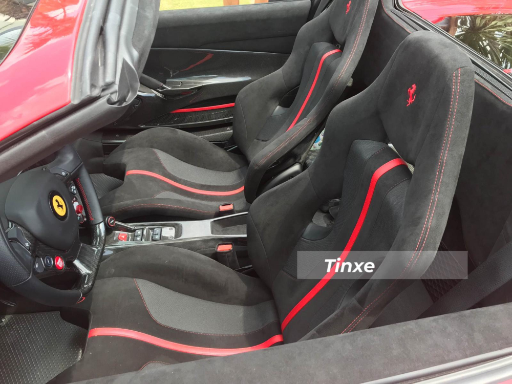 Khoang l&aacute;i xe được bọc da Alcantara c&ugrave;ng với đ&oacute; l&agrave; sợi carbon v&agrave; sọc m&agrave;u đỏ
