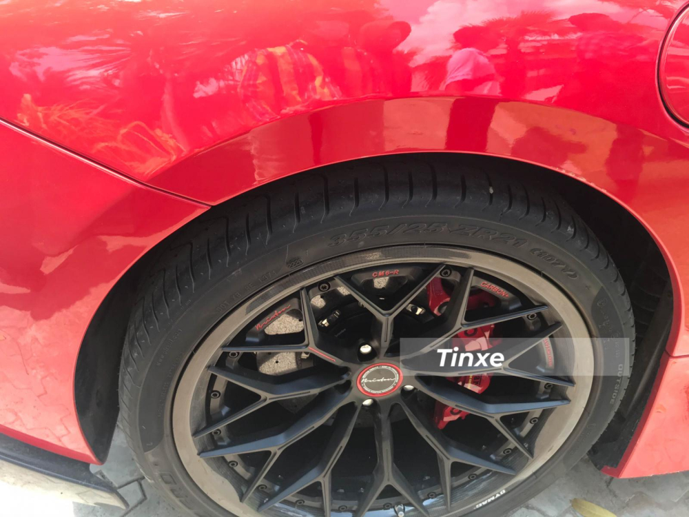 Phần viền m&acirc;m được phủ sợi carbon, bộ lốp Pirelli P Zero c&oacute; k&iacute;ch thước 355/25, b&aacute;nh sau c&oacute; thiết kế 21 inch