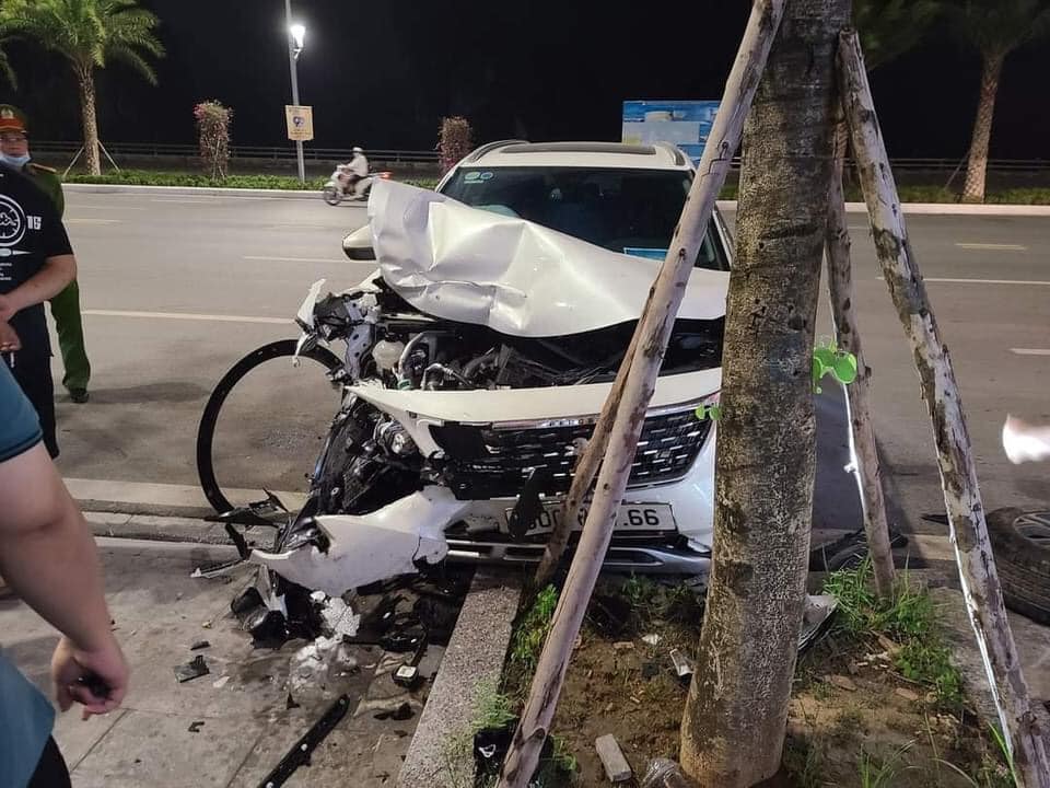 Chiếc Peugeot 5008 tông vào bồn cây trên vỉa hè