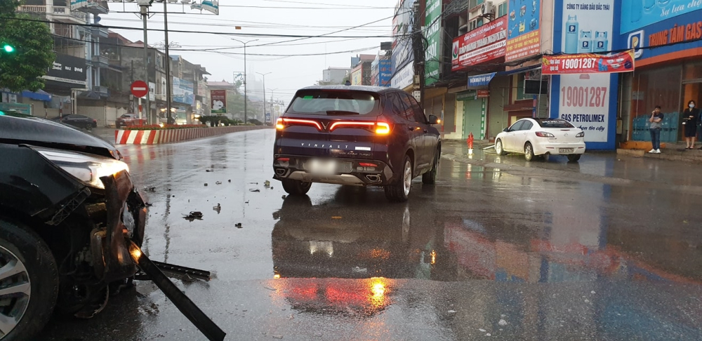 Vụ tai nạn làm 2 phương tiện hư hỏng nặng nề