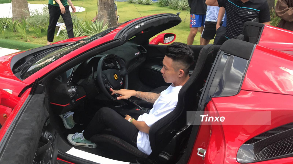 Minh Nhựa th&iacute;ch th&uacute; trải nghiệm si&ecirc;u xe mui trần Ferrari 488 Pista Spider của Ho&agrave;ng Kim Kh&aacute;nh