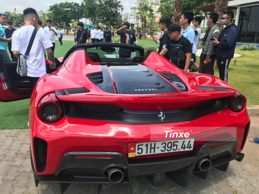 Minh Nhựa cho biết rất th&iacute;ch xe mui trần v&agrave; c&oacute; thể 1 ng&agrave;y kh&ocirc;ng xa garage của doanh nh&acirc;n 8X n&agrave;y sẽ c&oacute; 1 chiếc Ferrari mui trần