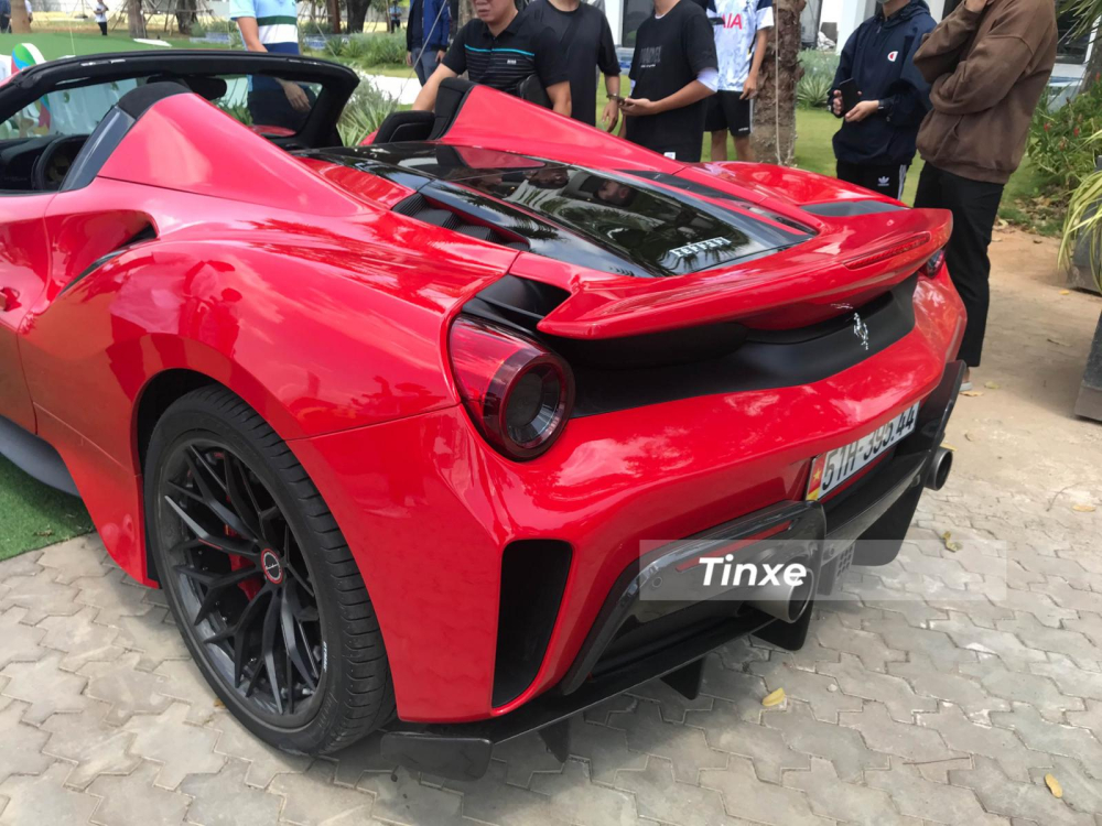 Ferrari 488 Pista Spider c&oacute; c&ocirc;ng suất 720 m&atilde; lực