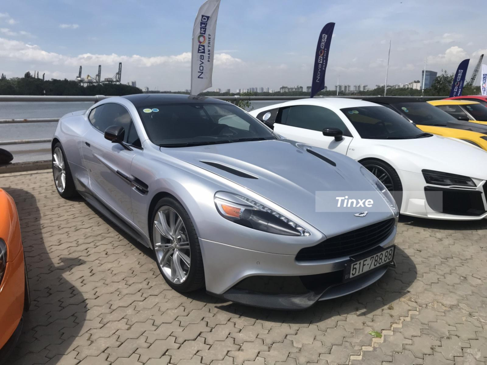 Thương hiệu xe thể thao hạng sang đến từ Anh quốc, Aston Martin hiện đã có đại lý chính hãng đầu tiên ở Việt Nam giúp cho không ít chủ nhân của các dòng xe này có thể yên tâm tìm nơi bảo dưỡng uy tín. Trước khi đại lý Aston Martin Việt Nam xuất hiện, việc mang các mẫu xe Anh quốc này về nước đều do các công ty nhập khẩu trong nước đảm nhận. Chiếc xe Aston Martin Vanquish trong bài viết này là một minh chứng cụ thể nhất.