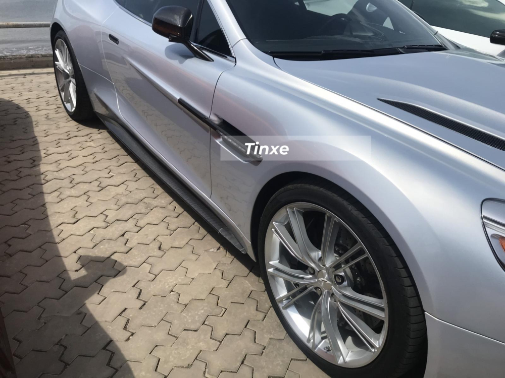Chiếc xe thể thao Aston Martin Vanquish biển tứ quý 8 sở hữu màu sơn bạc cùng hàng loạt chi tiết bằng sợi carbon. Aston Martin Vanquish trong bài viết này thuộc thế hệ thứ 2 đã được hồi sinh vào năm 2012. Ngay từ lúc ra mắt, Vanquish thế hệ thứ 2 có sức mạnh không thua kém so với đàn anh Aston Martin DBS.