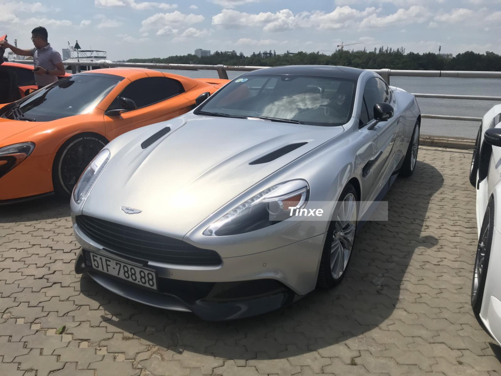 Được mang về nước vào năm 2015, chiếc xe trong bài viết này là mẫu Aston Martin Vanquish thế hệ thứ 2 đầu tiên có mặt tại dải đất hình chữ S. Chủ nhân ban đầu của xe là một doanh nhân kinh doanh trong lĩnh vực bất động sản và có hơn 8 năm chơi siêu xe cùng thời với Cường Đô-la nhưng lại khá kín tiếng trên mạng xã hội cũng như trong các diễn đàn.