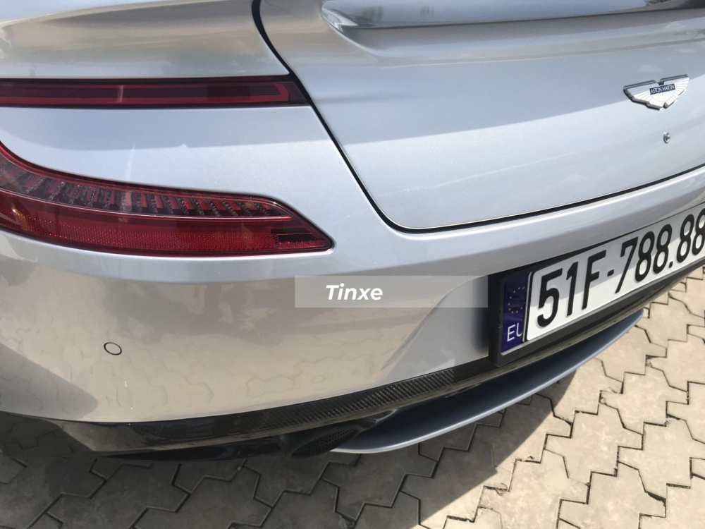 Khá thú vị là trước khi bán lại Aston Martin Vanquish biển tứ quý 8, trong tay của ông Đặng Lê Nguyên Vũ gần như đã sở hữu bộ sưu tập xe Aston Martin Vanquish tại Việt Nam nên giới mê xe khá tò mò vì sao ông chủ của Trung Nguyên lại thanh lý chiếc xe Aston Martin Vanquish biển siêu đẹp này.