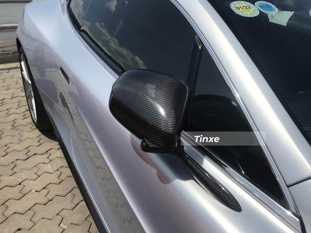 Nhiều chi tiết trên chiếc xe Aston Martin Vanquish được xử lý carbon như gương chiếu hậu, tay nắm cửa khuếch tán gió sau, cản va trước.