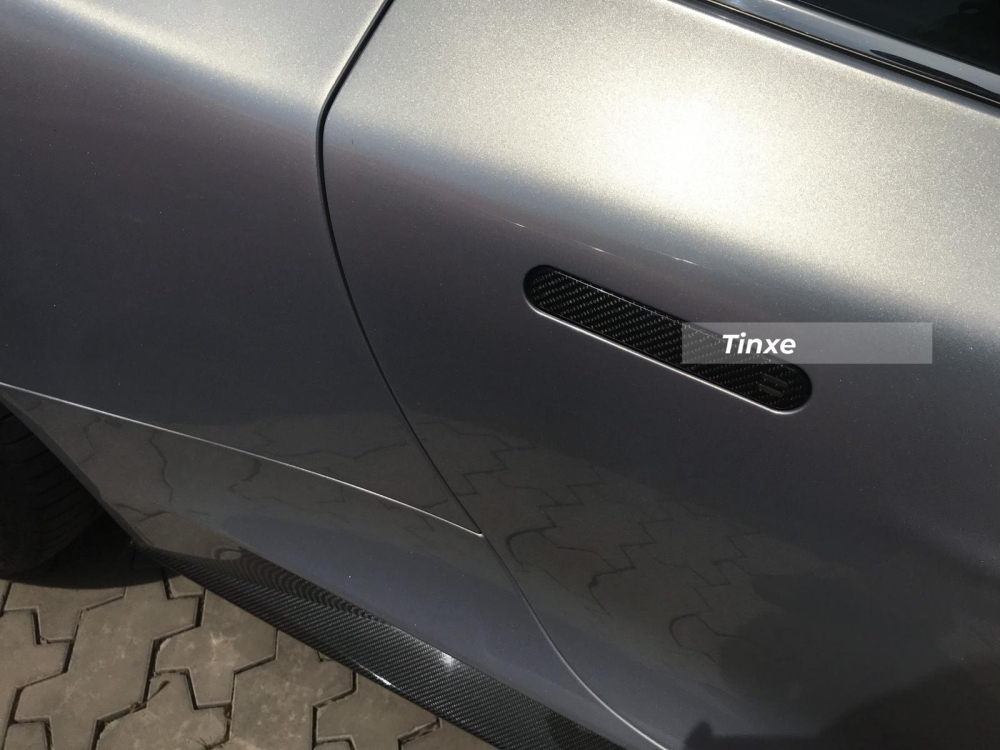Những chiếc xe Aston Martin luôn gây tò mò và thích thú người xem nhất đó chính là việc tay nắm cửa của xe được ẩn vào và muốn mở ra người lái cần đẩy chốt mạnh vào trong để tay nắm cửa bật ra. Những mẫu xe sau này dùng kiểu chốt cửa này như Lamborghini Huracan sẽ tự động bật ra khi lái xe mở cửa trên chìa khoá.