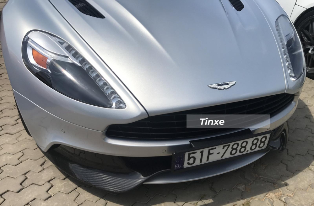 Khá bất ngờ là sau gần 3 năm làm dâu trong biệt thự của ông Đặng Lê Nguyên Vũ ở quận 2, Thành phố Hồ Chí Minh cũng như ở núi rừng Tây Nguyên, chiếc xe thể thao hạng sang Aston Martin Vanquish biển tứ quý 8 đã trở về căn nhà xưa để cùng các siêu xe khác tạo ra bộ sưu tập xe cực đỉnh hơn 35 chiếc xe đủ chủng loại của doanh nhân này.
