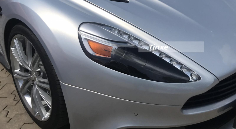 Ở ngoại hình, Aston Martin Vanquish có bộ đèn pha thiết kế sắc sảo tích hợp cả đèn xi-nhan và dải đèn LED chiếu sáng ban ngày. Lưới tản nhiệt đặc trưng của xe Aston Martin.