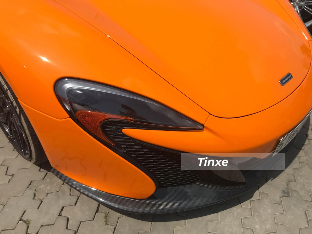Ngoại hình xe có nhiều chi tiết carbon, đèn pha lưỡi liềm sắc cạnh